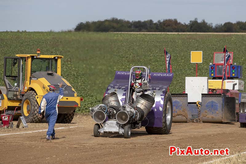 Championnat de France de Tracteur-pulling, Nirvana se presente devant la remorque